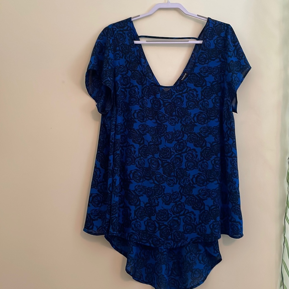 torrid blue hi-low top with black floral design